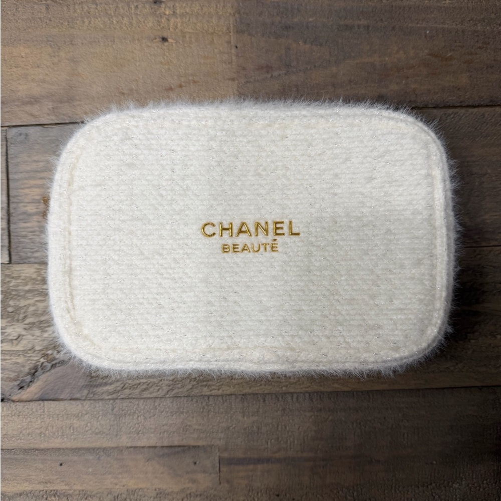 Chanel Beauté White Textured Pouch
